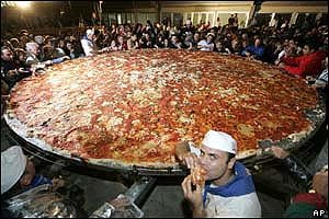 _40582353_bigpizza_ap3002.jpg