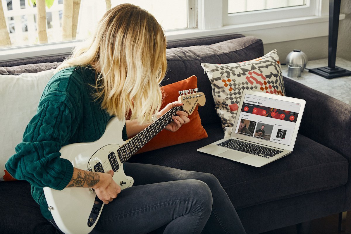 Mer information om "Fender offers 3-months of free online guitar lessons through Fender Play"