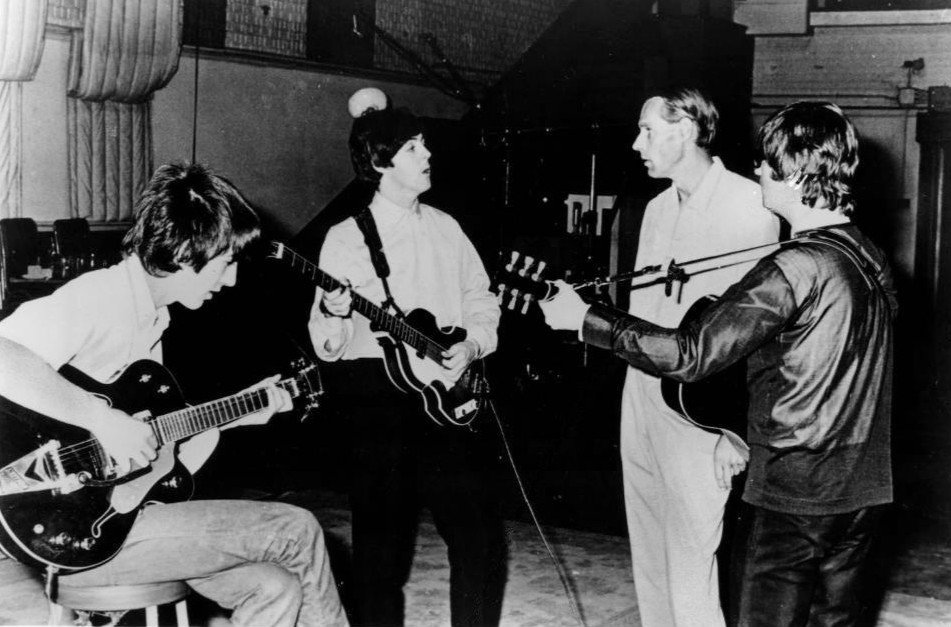 Beatles_and_George_Martin_in_studio_1966.jpg.7284692b20041c43b9d9d663dcbb7b68.jpg