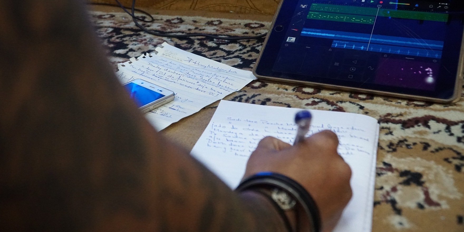 songwriting-4708765_1920_red.thumb.jpg.f6923d68c56bfbd907bc72218e15371e.jpg