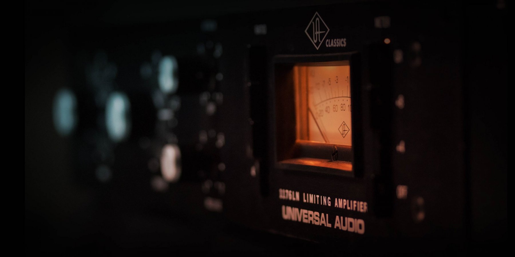 1176ln_classic_limiting_amplifier_hero_@2x_red.thumb.jpg.d8c9b6ebfe71b001dcef342709def3cf.jpg