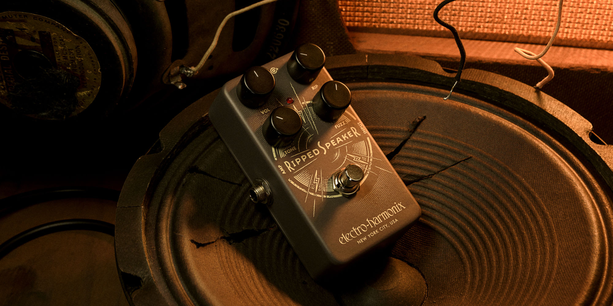 Mer information om "Electro-Harmonix introduces the Ripped Speaker Fuzz Pedal"