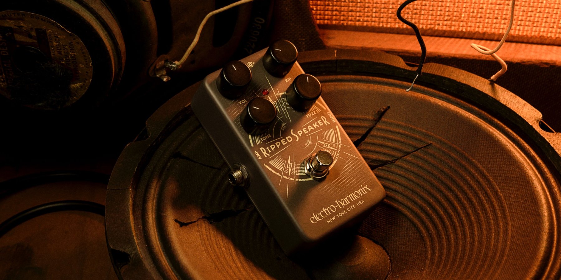 RippedSpeaker_01_red.thumb.jpg.a1d36b0cb3c47e13ac292a8feeab76ef.jpg