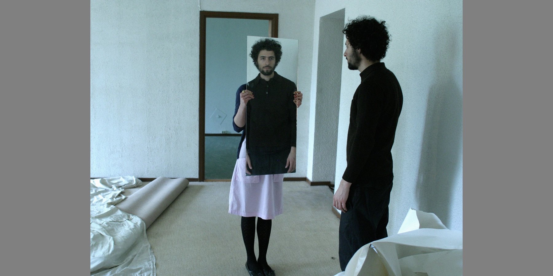 Bild på José González som reflekteras i en spegel. Foto: Fredrik Egerstrand