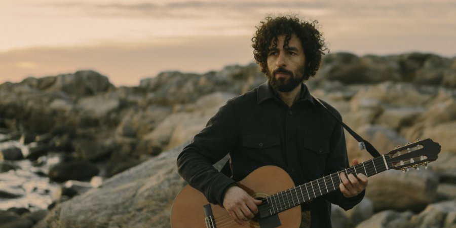 Mer information om "José González spelade in Local Valley i vardagsrummet"