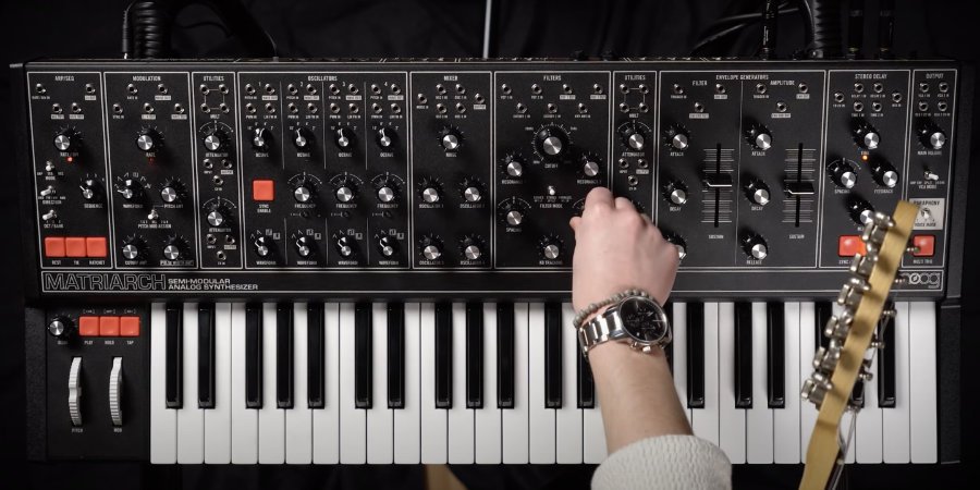 Mer information om "Gitarrmodulering med synten Moog Matriarch (video)"