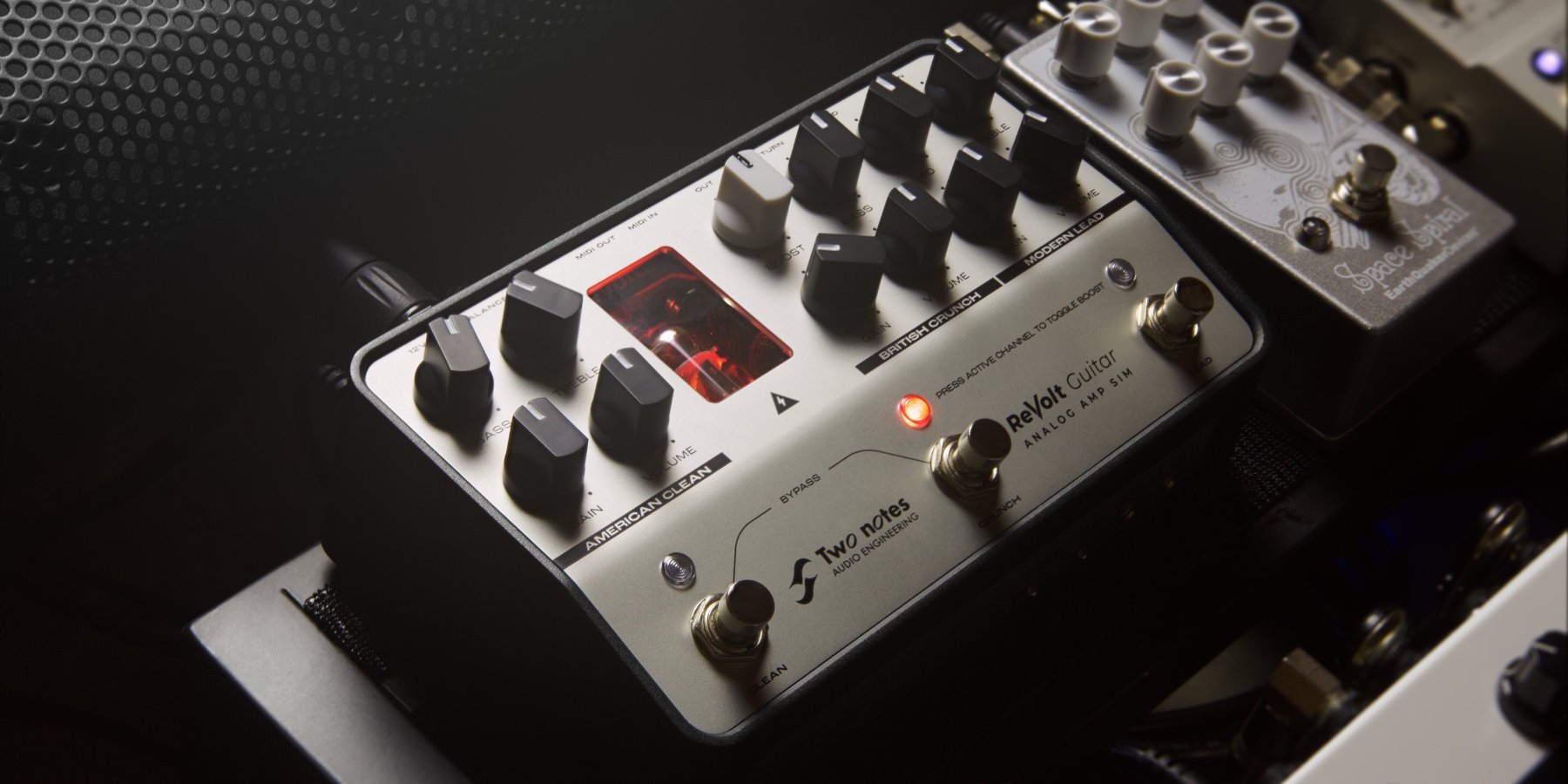 ReVoltLSImage-Guitarpedalboardcloseup_1800.jpg.c3d77e98de3ff8d6bfa00ab1dc9aebe5.jpg