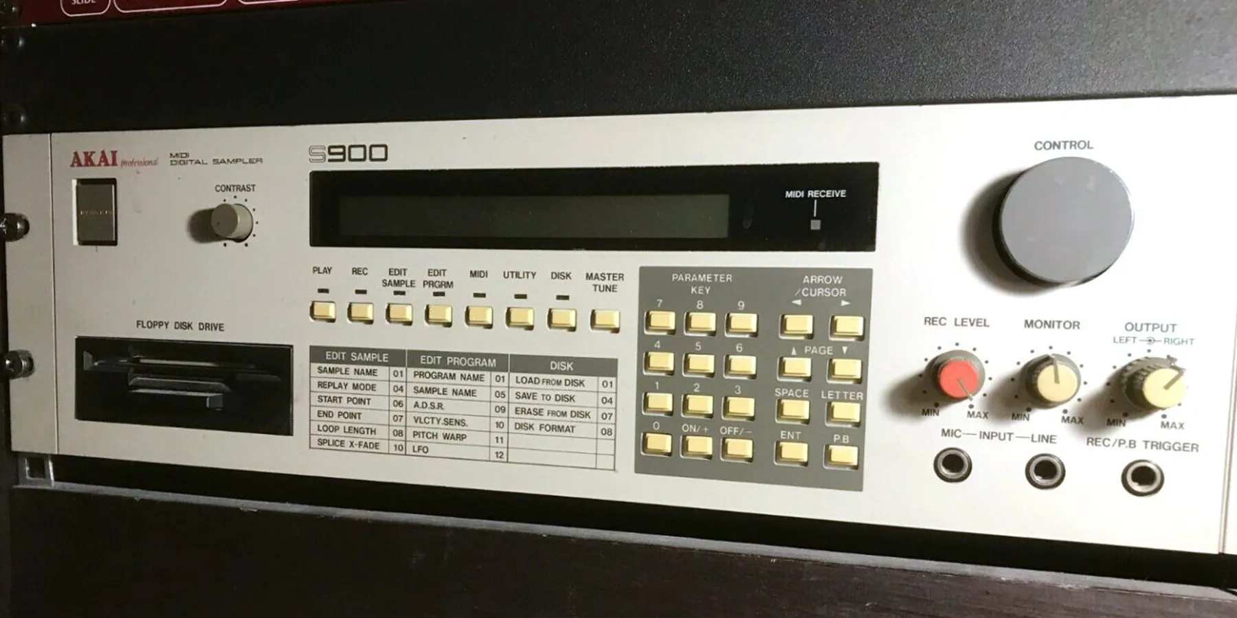 Konsten att sampla artikel AkaiS900 1800x900.webp