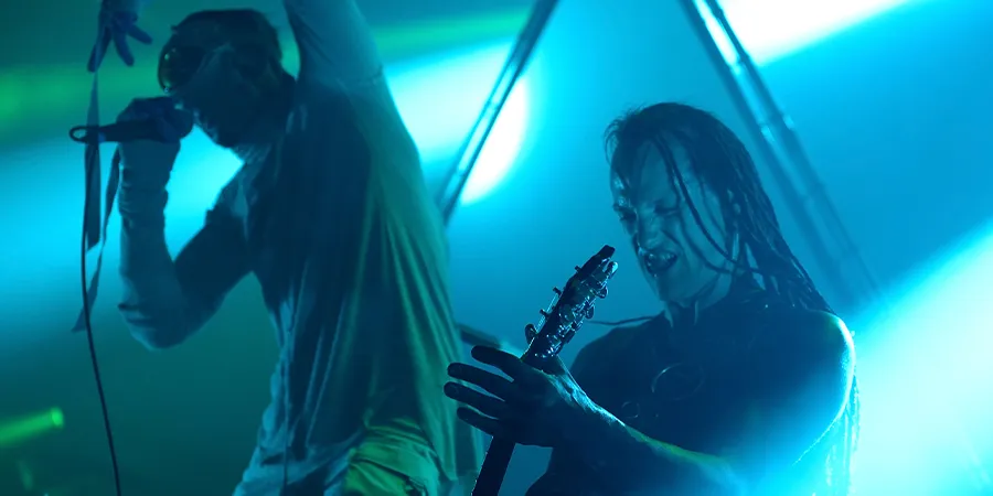 Mer information om "Skinny Puppy och Roland TR-909"